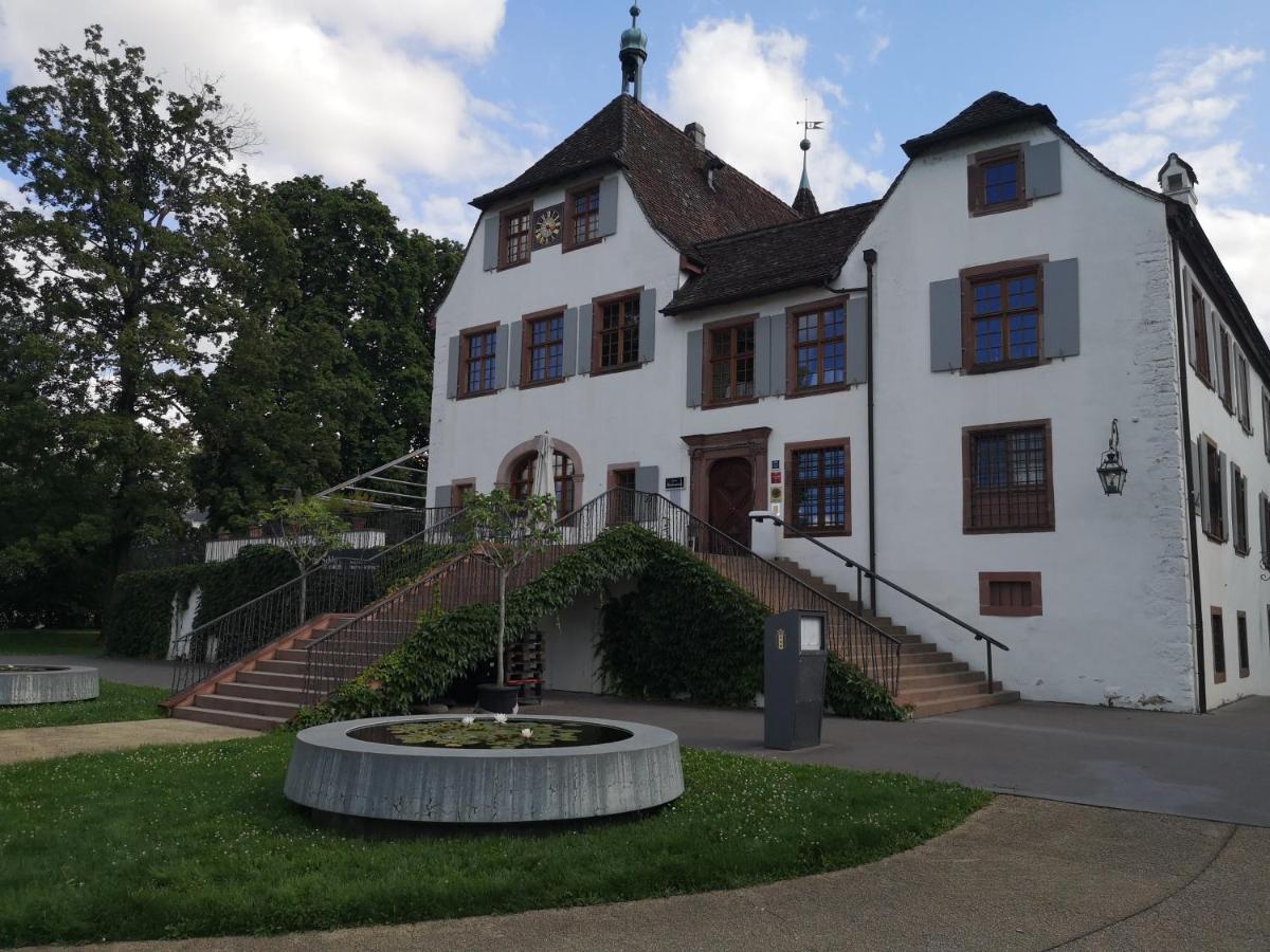 Hotel Im Schlosspark Binningen Buitenkant foto