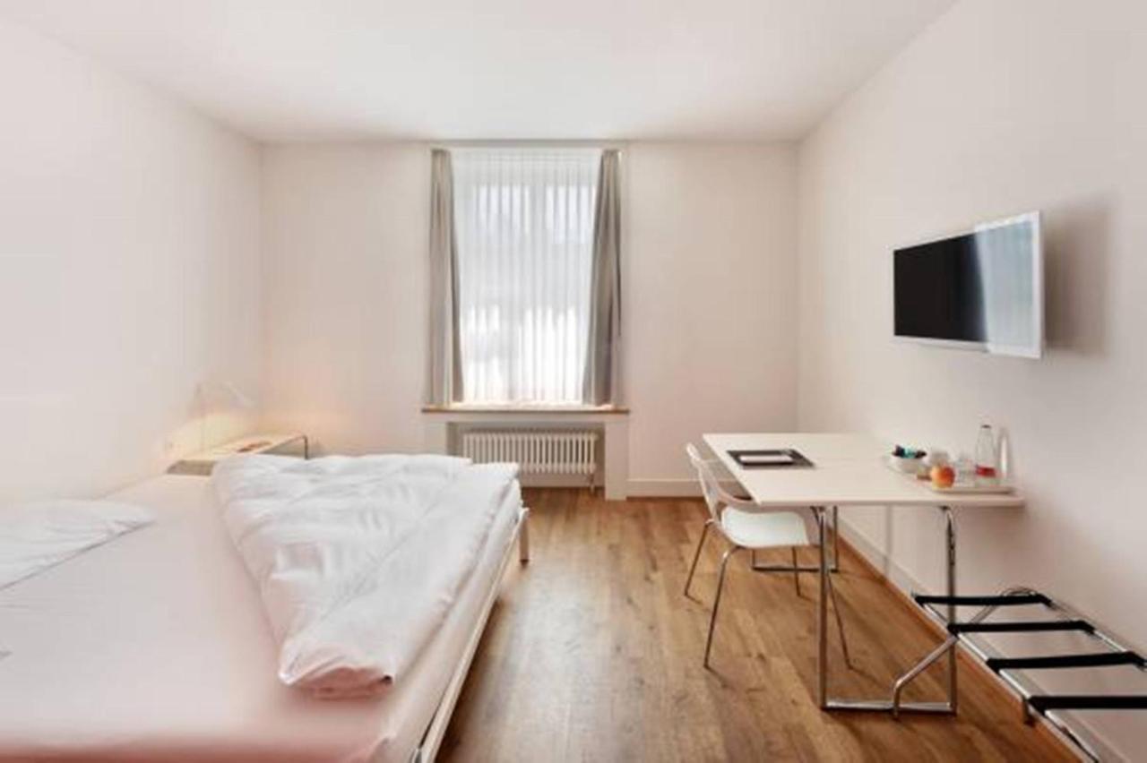 Hotel Im Schlosspark Binningen Kamer foto