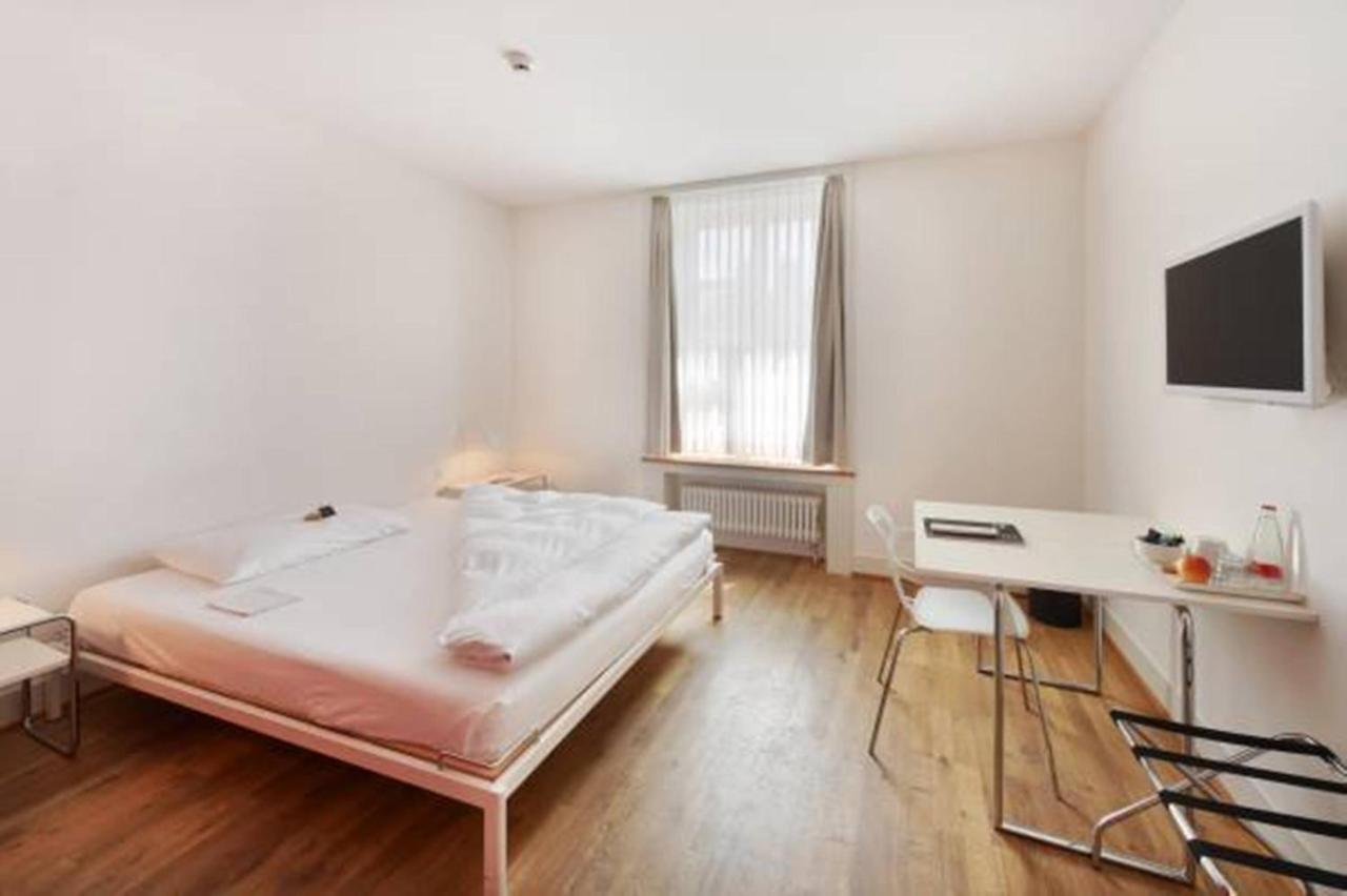 Hotel Im Schlosspark Binningen Kamer foto