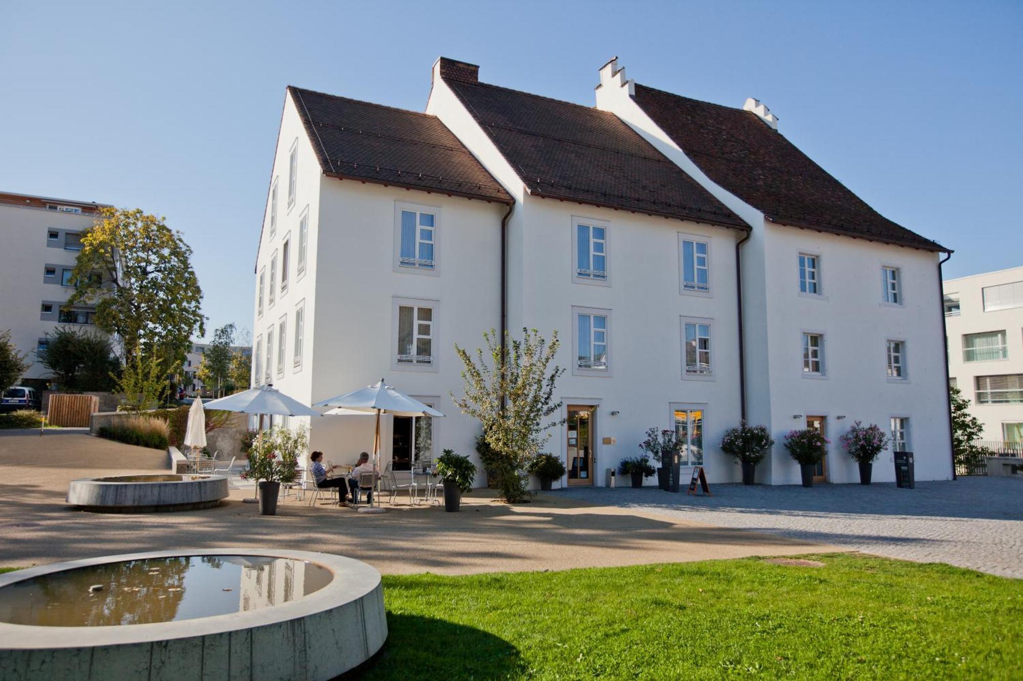 Hotel Im Schlosspark Binningen Buitenkant foto